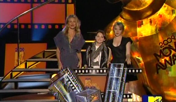 MSKCast-MTVAwardsPresenting00007.png