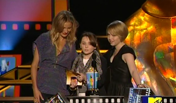 MSKCast-MTVAwardsPresenting00040.png