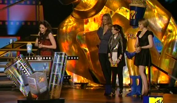 MSKCast-MTVAwardsPresenting00046.png