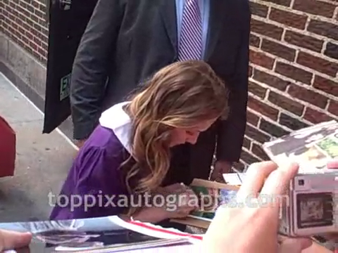 2008AutographsOutsideLetterman-00004.png