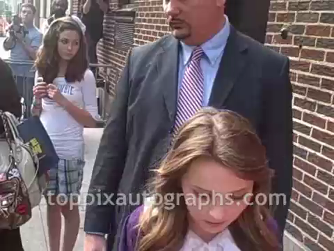 2008AutographsOutsideLetterman-00025.png
