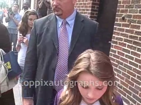 2008AutographsOutsideLetterman-00026.png 2008AutographsOutsideLetterman-00026.png