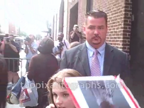2008AutographsOutsideLetterman-00028.png 2008AutographsOutsideLetterman-00028.png