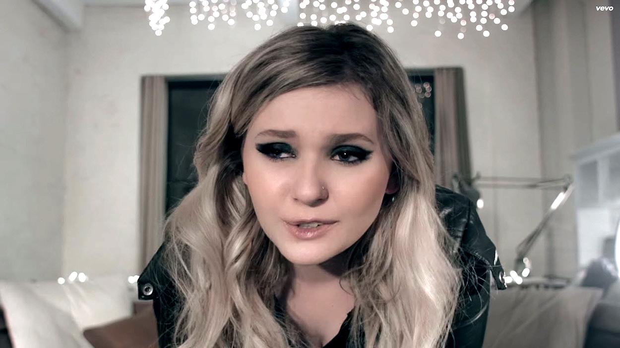 abigailbreslin-yousuck-00090.jpg abigailbreslin-yousuck-00090.jpg