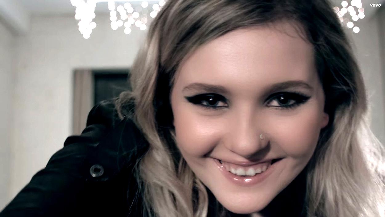 abigailbreslin-yousuck-00154.jpg