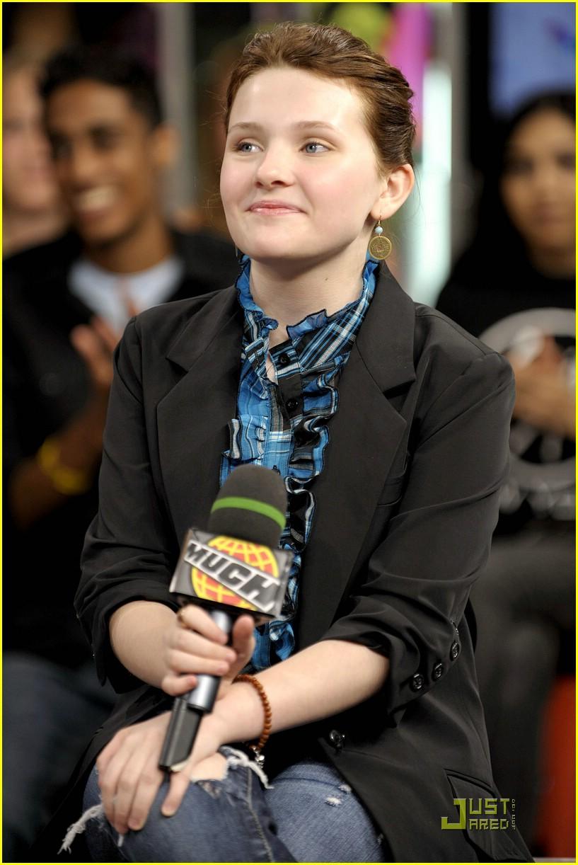 abigail-breslin-much-on-demand-07.jpg