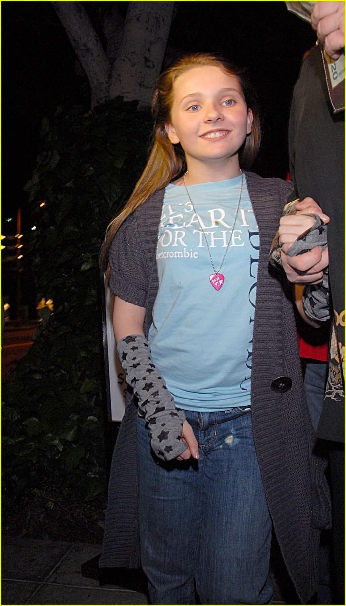 abigail-breslin-monkey-shoes-04.jpg abigail-breslin-monkey-shoes-04.jpg