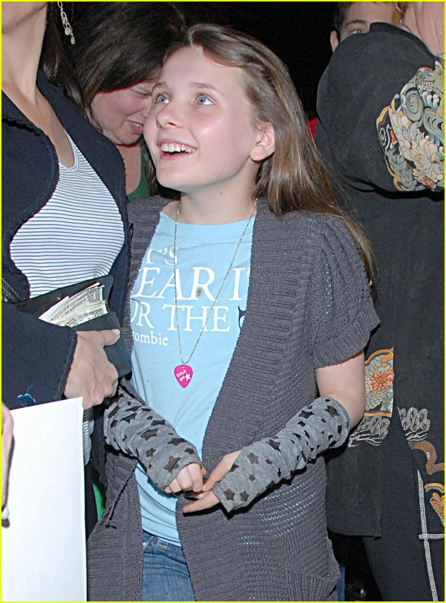 abigail-breslin-monkey-shoes-10.jpg