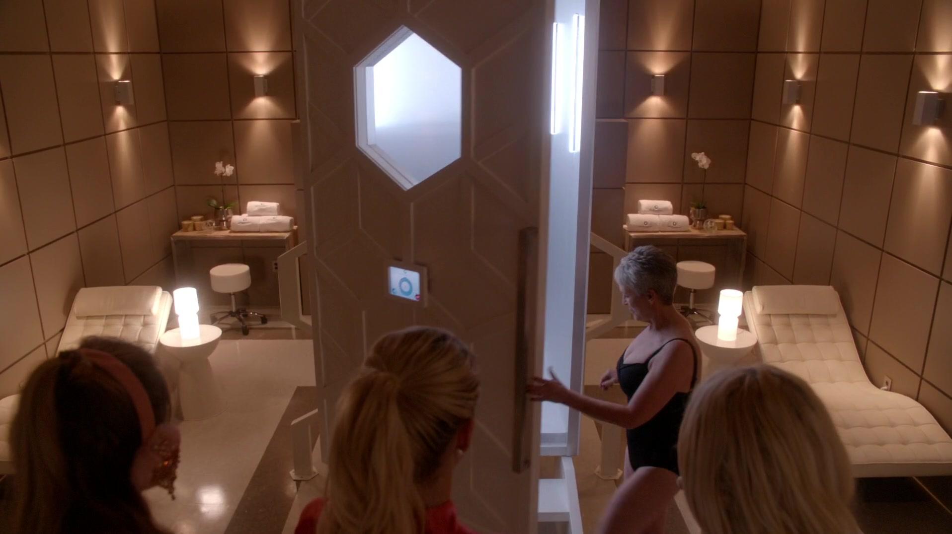 Scream_Queens_2015_S01E11_Black_Friday_1080p__4661.jpg