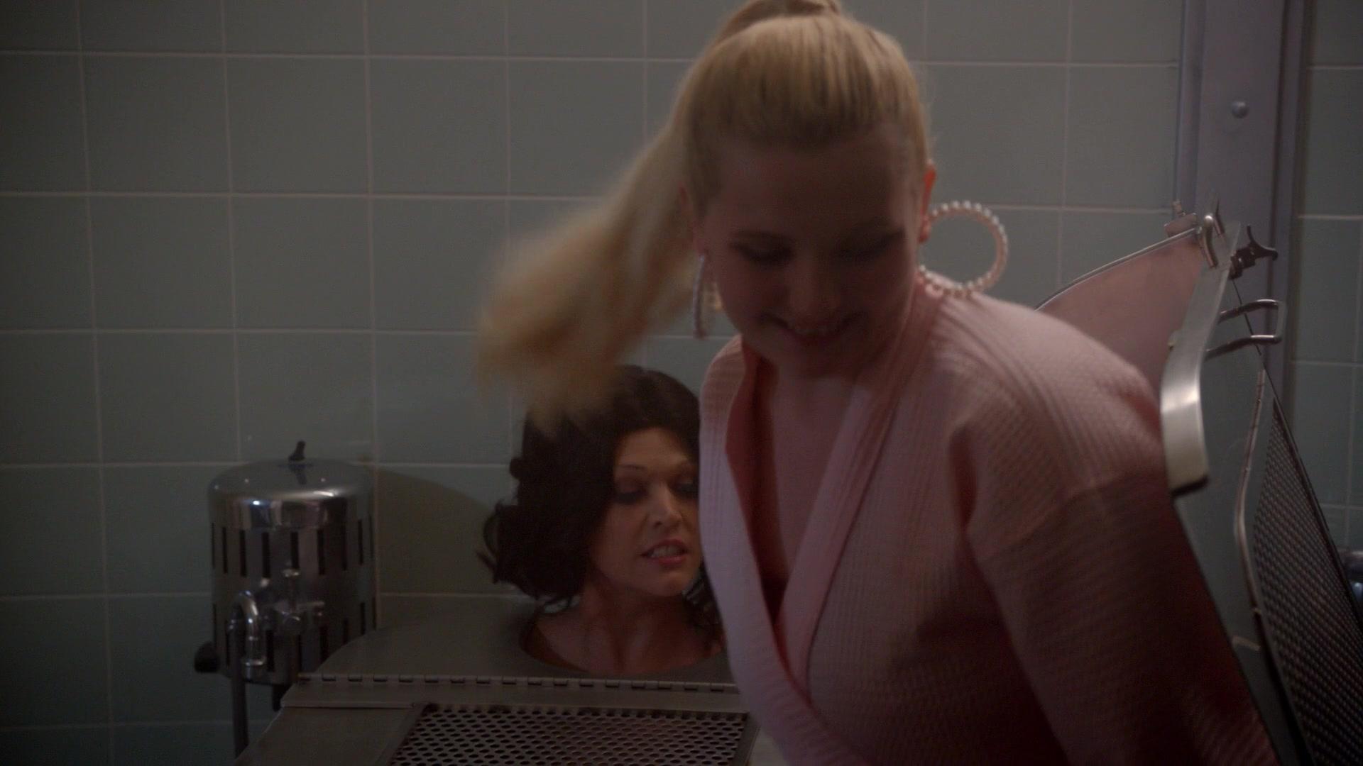 Scream_Queens_2016_S02E01_1080p_5593.jpg