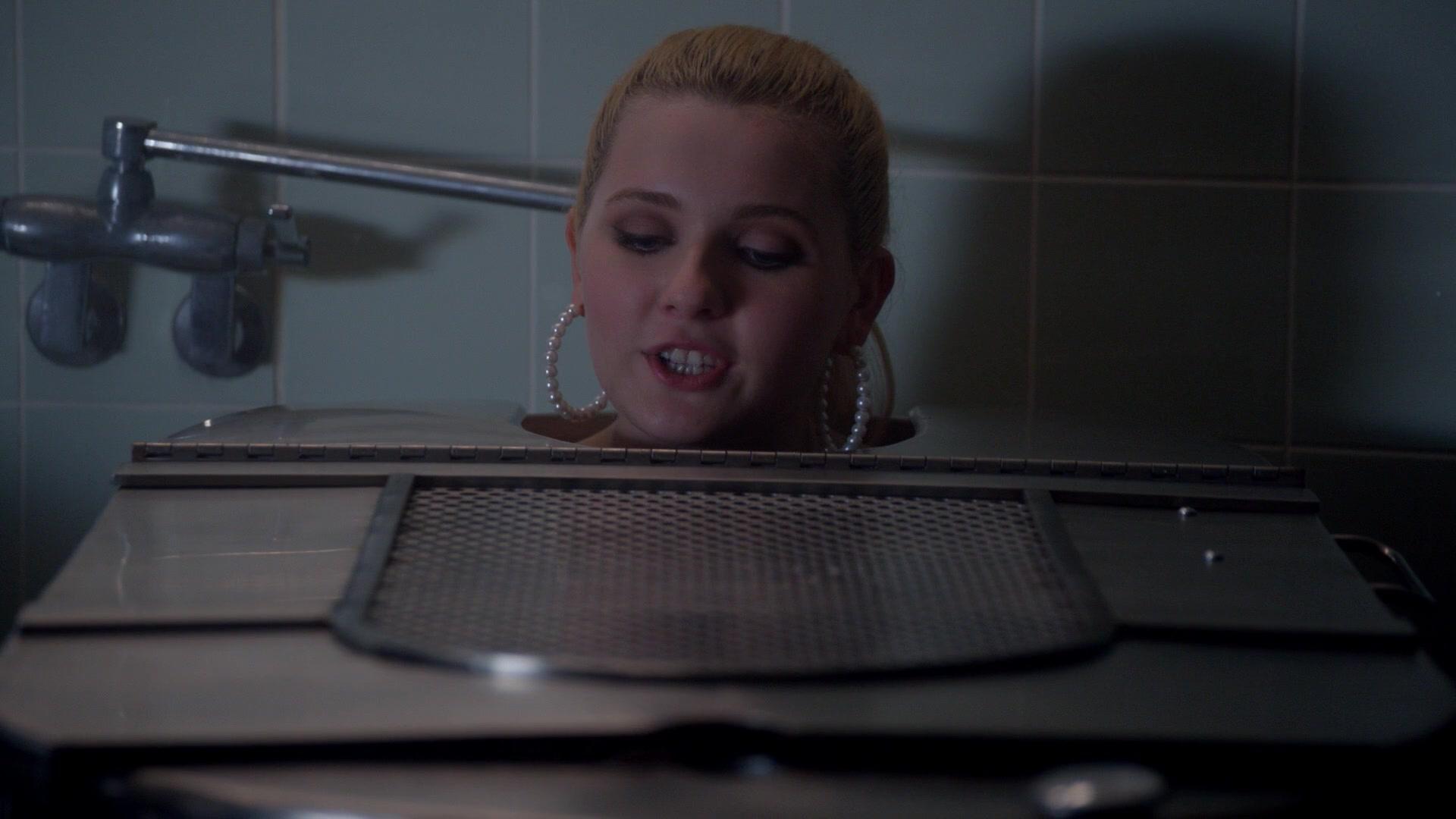 Scream_Queens_2016_S02E01_1080p_5680.jpg