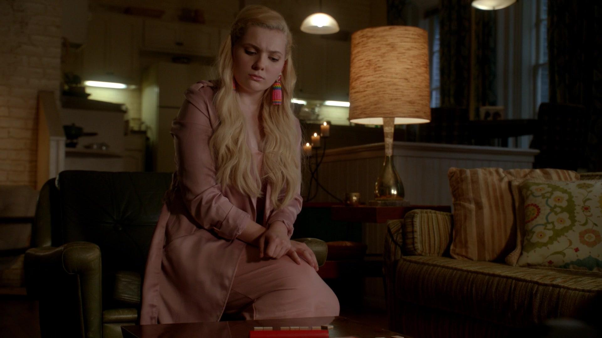 Scream_Queens_2016_S02E03_1080p_2445.jpg